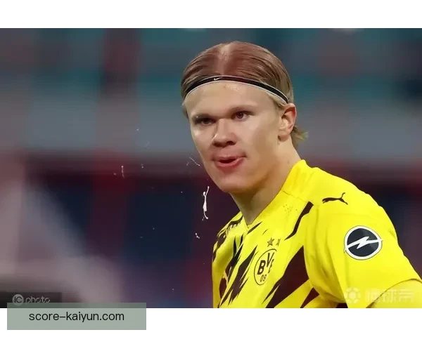 足球明星合影展现了球员们的团结与友谊，状态备受关注。