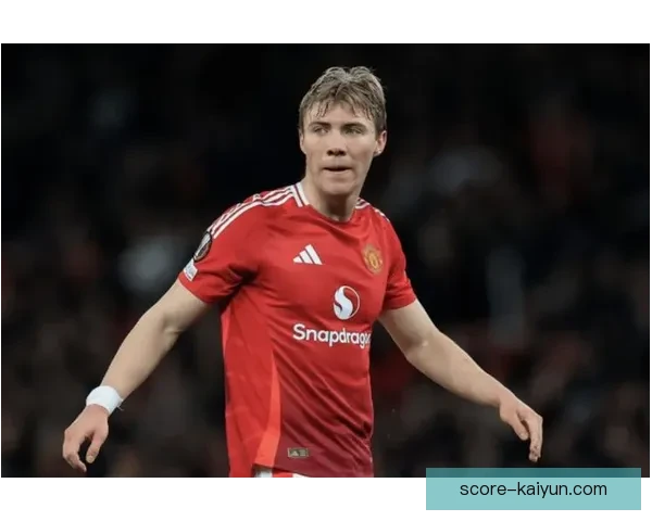 当红足球球星近期表现稳健，状态持续提升备受期待